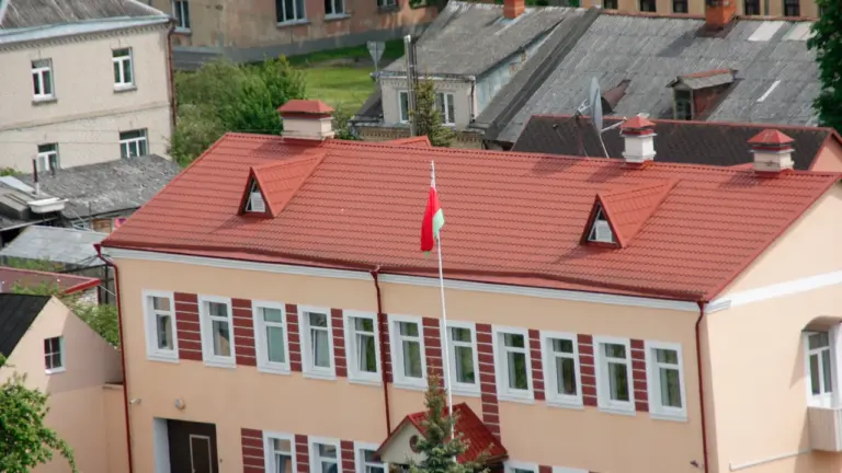 Latvijas skolas ēka ar plīvojošu valsts karogu 1. septembra gaidās.