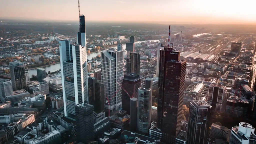 Eiropas Centrālās bankas atrašanās vietas un finanšu centra panorāmas skats dienas laikā.
