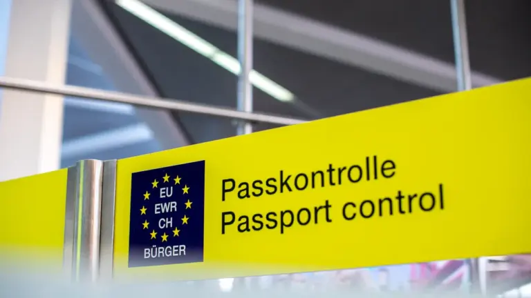 Dzeltena norāde lidostā, kas apzīmē pasu kontroli Eiropas Savienības ceļotājiem.