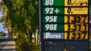 Degvielas uzpildes stacijas cenu tablo ar dažādiem degvielas veidiem un to cenām.