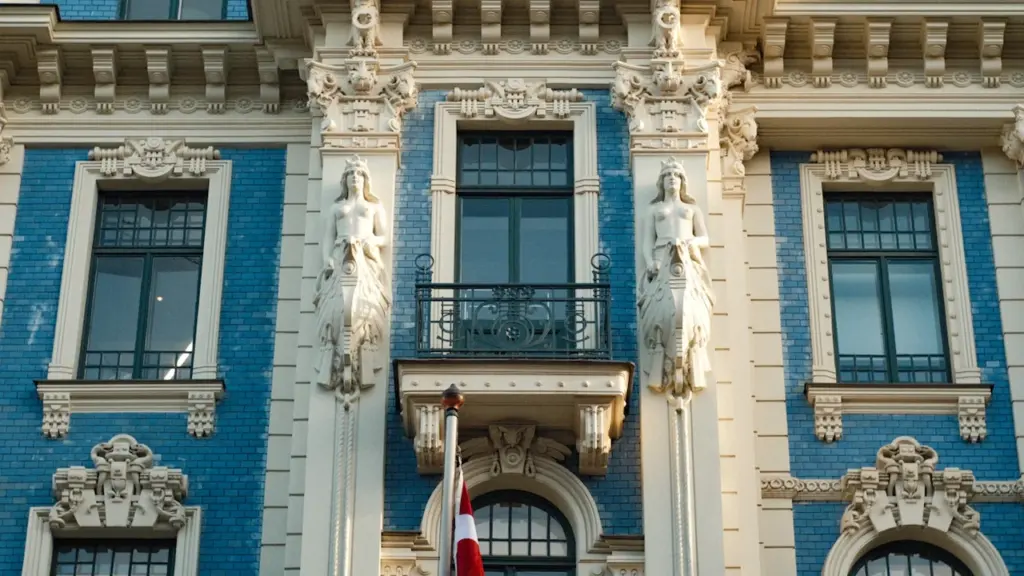 Krāšņa vēsturiska ēka Rīgas centrā ar Latvijas karogu pie ieejas