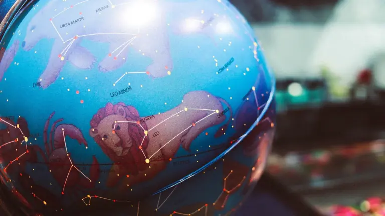 Zils debesskloba modelis ar iezīmētiem zodiaka zvaigznājiem, kas piemērots astroloģiskām tēmām.
