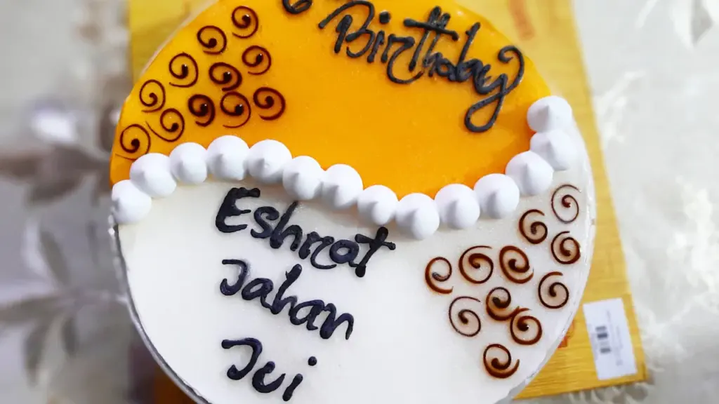 Apaļa torte ar uzrakstu, kas nav saistīta ar Mahatmas Gandija piemiņas dienas tēmu.