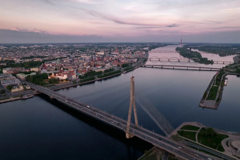 Latvijos vėliavos istorija ir spalvų simbolika